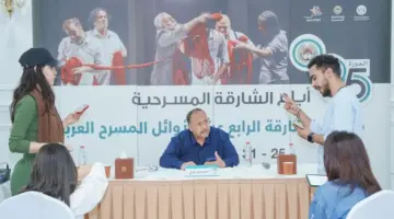 منير العرقي يُلقي محاضرة قراءة الطاولة في ملتقى الشارقة المسرحي